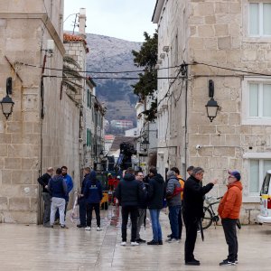 Uklanjanje zvona sa zvonika Kneževog dvora u Pagu oštećenog u potresu