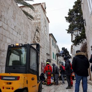 Uklanjanje zvona sa zvonika Kneževog dvora u Pagu oštećenog u potresu