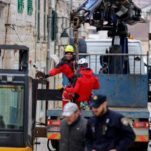 Uklanjanje zvona sa zvonika Kneževog dvora u Pagu oštećenog u potresu