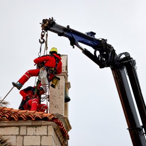 Uklanjanje zvona sa zvonika Kneževog dvora u Pagu oštećenog u potresu