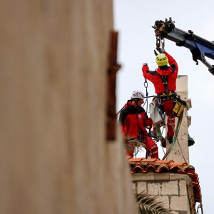 Uklanjanje zvona sa zvonika Kneževog dvora u Pagu oštećenog u potresu