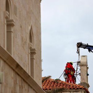 Uklanjanje zvona sa zvonika Kneževog dvora u Pagu oštećenog u potresu