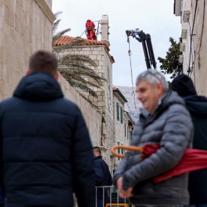 Uklanjanje zvona sa zvonika Kneževog dvora u Pagu oštećenog u potresu