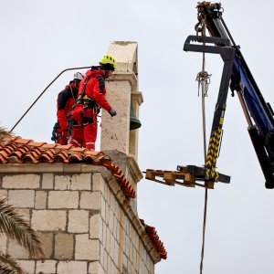 Uklanjanje zvona sa zvonika Kneževog dvora u Pagu oštećenog u potresu