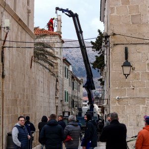 Uklanjanje zvona sa zvonika Kneževog dvora u Pagu oštećenog u potresu