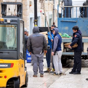 Uklanjanje zvona sa zvonika Kneževog dvora u Pagu oštećenog u potresu