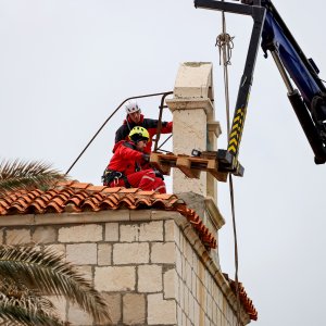 Uklanjanje zvona sa zvonika Kneževog dvora u Pagu oštećenog u potresu