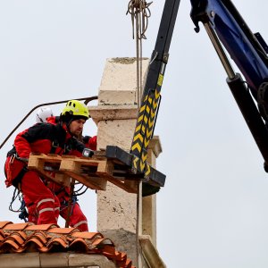 Uklanjanje zvona sa zvonika Kneževog dvora u Pagu oštećenog u potresu