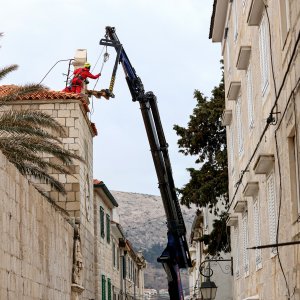 Uklanjanje zvona sa zvonika Kneževog dvora u Pagu oštećenog u potresu