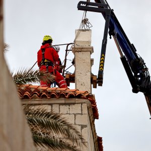 Uklanjanje zvona sa zvonika Kneževog dvora u Pagu oštećenog u potresu