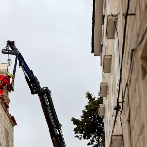 Uklanjanje zvona sa zvonika Kneževog dvora u Pagu oštećenog u potresu