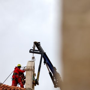 Uklanjanje zvona sa zvonika Kneževog dvora u Pagu oštećenog u potresu