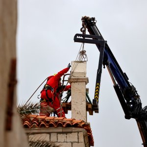 Uklanjanje zvona sa zvonika Kneževog dvora u Pagu oštećenog u potresu