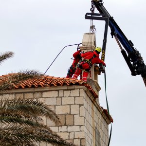 Uklanjanje zvona sa zvonika Kneževog dvora u Pagu oštećenog u potresu