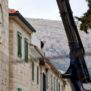 Uklanjanje zvona sa zvonika Kneževog dvora u Pagu oštećenog u potresu