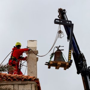 Uklanjanje zvona sa zvonika Kneževog dvora u Pagu oštećenog u potresu