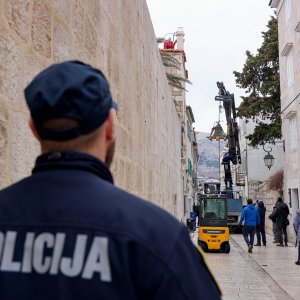 Uklanjanje zvona sa zvonika Kneževog dvora u Pagu oštećenog u potresu