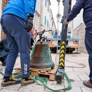 Uklanjanje zvona sa zvonika Kneževog dvora u Pagu oštećenog u potresu