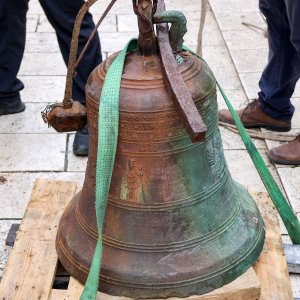 Uklanjanje zvona sa zvonika Kneževog dvora u Pagu oštećenog u potresu