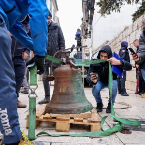 Uklanjanje zvona sa zvonika Kneževog dvora u Pagu oštećenog u potresu