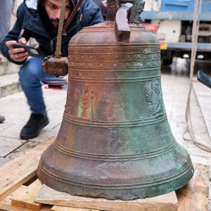 Uklanjanje zvona sa zvonika Kneževog dvora u Pagu oštećenog u potresu