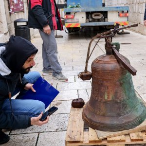 Uklanjanje zvona sa zvonika Kneževog dvora u Pagu oštećenog u potresu