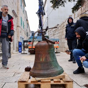 Uklanjanje zvona sa zvonika Kneževog dvora u Pagu oštećenog u potresu