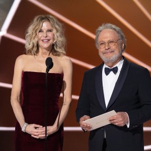 Billy Crystal citira kultnu rečenicu iz filma 'Kad je Harry sreo Sally' dok s Meg Ryan najavljuje nagradu za najbolji film na Oscarima 2025.