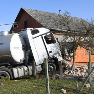 Cisternom se zabio u kuću