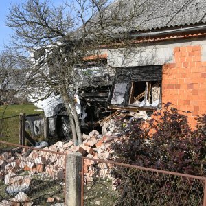 Cisternom se zabio u kuću