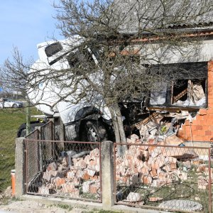 Cisternom se zabio u kuću