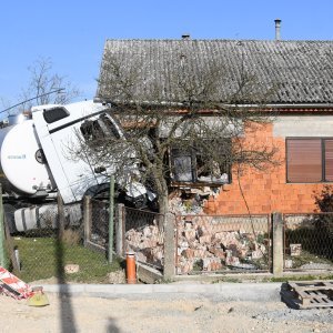 Cisternom se zabio u kuću