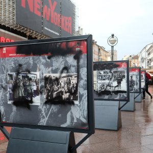 Vandali uništili izložbu 'Partizanke' na Korzu