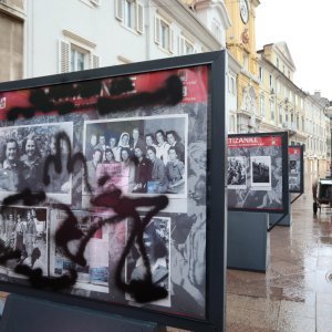 Vandali uništili izložbu 'Partizanke' na Korzu