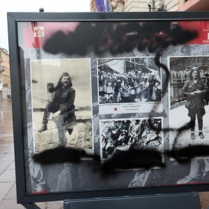 Vandali uništili izložbu 'Partizanke' na Korzu