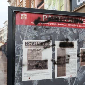 Vandali uništili izložbu 'Partizanke' na Korzu