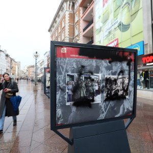 Vandali uništili izložbu 'Partizanke' na Korzu