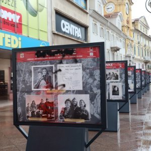 Vandali uništili izložbu 'Partizanke' na Korzu