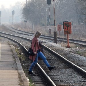 Putnici svakodnevno prelaze željezničku prugu mimo predviđenih prijelaza