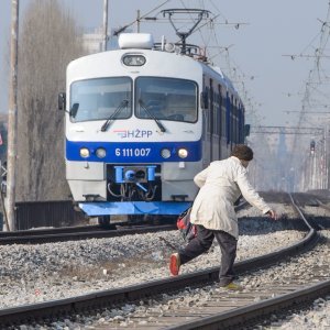 Putnici svakodnevno prelaze željezničku prugu mimo predviđenih prijelaza