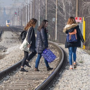 Putnici svakodnevno prelaze željezničku prugu mimo predviđenih prijelaza