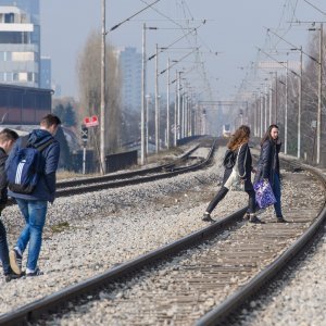 Putnici svakodnevno prelaze željezničku prugu mimo predviđenih prijelaza