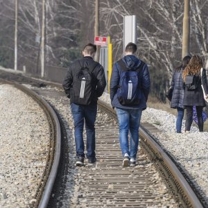 Putnici svakodnevno prelaze željezničku prugu mimo predviđenih prijelaza