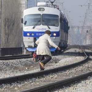 Putnici svakodnevno prelaze željezničku prugu mimo predviđenih prijelaza