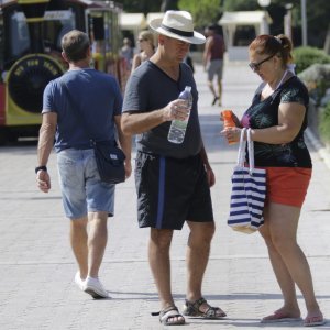 Turisti u Makarskoj na različite se načine bore s vrućinom