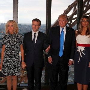 Bračni parovi Trump i Macron večerali su u restoranu Jules Verne u pariškom Eiffelovom tornju. Večeru u šest slijedova pripremio je chef Alain Degrasse, a jele su se francuske paštete, sirevi, goveđi file u tartufima te topli sorbet od jagode i jogurta.