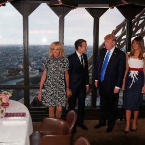 Bračni parovi Trump i Macron večerali su u restoranu Jules Verne u pariškom Eiffelovom tornju. Večeru u šest slijedova pripremio je chef Alain Degrasse, a jele su se francuske paštete, sirevi, goveđi file u tartufima te topli sorbet od jagode i jogurta.