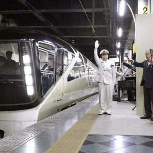 Na svoje prvo četverodnevno putovanje do Hokkaida i natrag vlak je krenuo 1. svibnja sa stanice Ueno Station u Tokiju