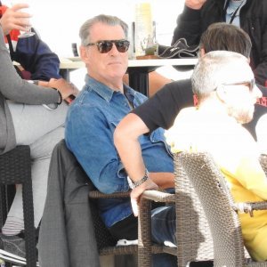 Pierce Brosnan prije isplovljavanja popio kavu i fotografirao se s obožavateljicom