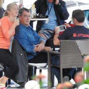 Pierce Brosnan prije isplovljavanja popio kavu i fotografirao se s obožavateljicom